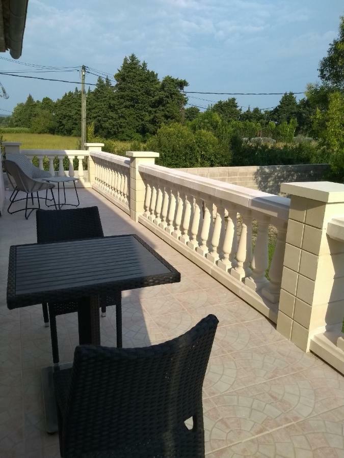 Maison 4 Etoiles Et Studio 3 Etoiles Independants Avec Piscine LʼIsle-sur-la-Sorgue المظهر الخارجي الصورة